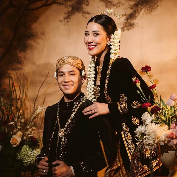 <p>Melalui unggahan di Instagram, keduanya membagikan deretan foto <em>prewedding</em> yang bernuansa adat Jawa yang kental dan elegan. "Dua tatapan, satu jawaban," tulis Cleantha, dikutip dari laman Instagram <em>@cleanthaislan</em>. (Foto: Instagram @cleanthaislan / @teukurassya)</p>