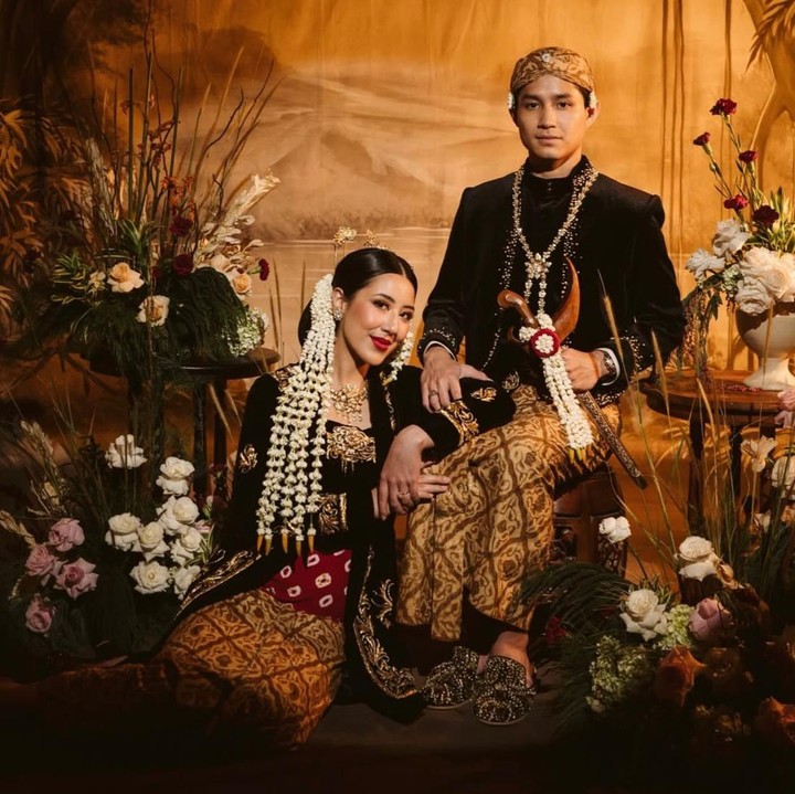 <p>Kebahagiaan tengah menyelimuti pasangan Teuku Rassya dan Cleantha Islan yang akan segera melangkah ke jenjang pernikahan. Pasangan artis ini belum lama ini sukses mencuri perhatian publik setelah membagikan deretan foto <em>prewedding</em> mereka, Bunda. (Foto: Instagram @cleanthaislan / @teukurassya)</p>