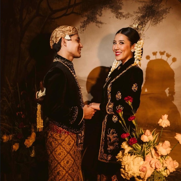 <p>Melihat dari beberapa foto yang dibagikan, keduanya tampil begitu serasi saat mengenakan busana adat Jawa. Dalam unggahan tersebut, Rassya tampak mengenakan beskap Jawa berwarna hitam yang dipadukan dengan kain batik. Sementara itu, Cleantha tampil anggun dalam balutan kebaya tradisional berwarna hitam. (Foto: Instagram @cleanthaislan / @teukurassya)</p>