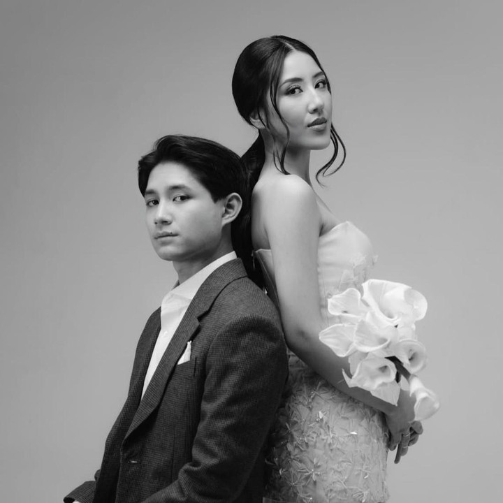 <p>Dalam sesi <em>prewedding</em> modern ini, Rassya dan Cleantha memilih tema hitam-putih yang elegan. Cleantha tampil anggun mengenakan <em>dress</em> brokat tanpa tali, sementara Teuku Rassya terlihat rapi dalam balutan jas formal yang semakin melengkapi penampilan mereka. (Foto: Instagram @cleanthaislan / @teukurassya)</p>