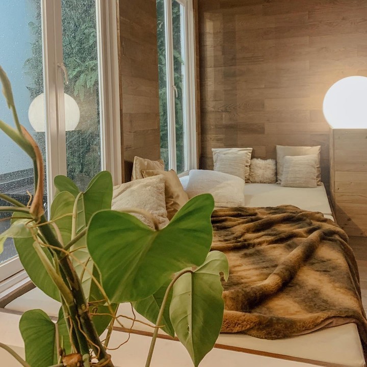 <p>Sesuai dengan konsepnya, kebanyakan interior di dalam rumah mantan pasangan ini pun dipenuhi dengan furnitur yang terbuat dari kayu dan dihiasi beberapa tanaman hijau.&nbsp;(Foto: Instagram @rachelvennya)</p>