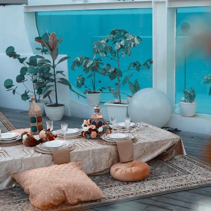 <p>Sementara itu, rumah tersebut juga memiliki <em>rooftop</em> yang cukup luas dan sering dijadikan sebagai tempat untuk mengadakan berbagai acara. Dilengkapi juga dengan fasilitas kolam renang transparan, lho, Bunda.&nbsp;(Foto: Instagram @rachelvennya)</p>