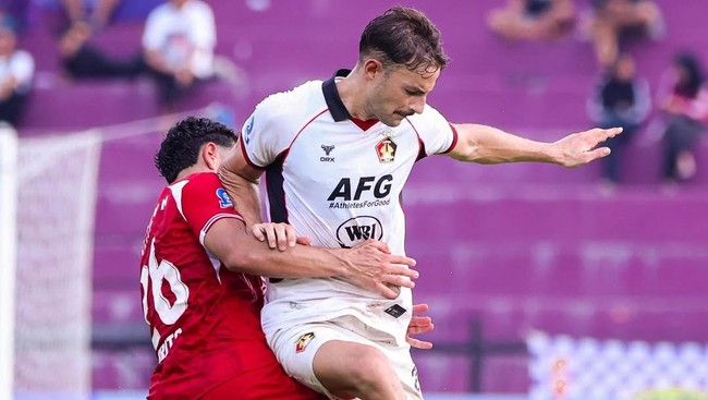 Persik Kediri dan Persijap Jepara bermain imbang 0-0 dalam laga Super League. Gol dianulir dan penalti gagal jadi sorotan dalam pertandingan ketat ini.