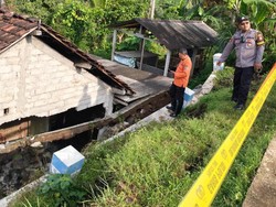 Talud Jalan 10 Meter Longsor Timpa Rumah Warga Tulungagung