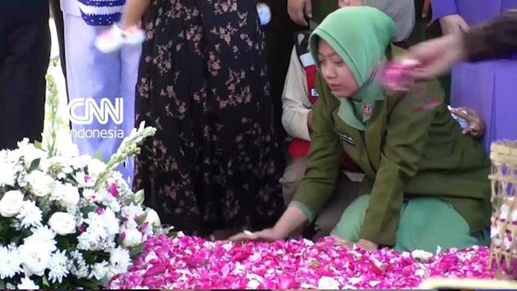 Haru Momen Pemakaman Prajurit TNI yang Tewas di Lebanon