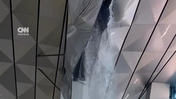 Detik-detik Atap Terminal 3 Bandara Soetta Jebol saat Hujan Deras