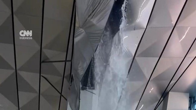 Sebanyak 12 penerbangan dialihkan, 14 penerbangan melakukan prosedur holding, 13 penerbangan go around, serta 1 penerbangan kembali ke apron.