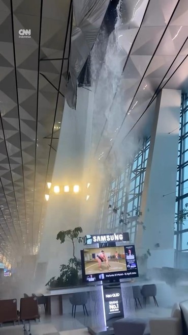 Detik-detik Atap Terminal 3 Bandara Soetta Jebol saat Hujan Deras