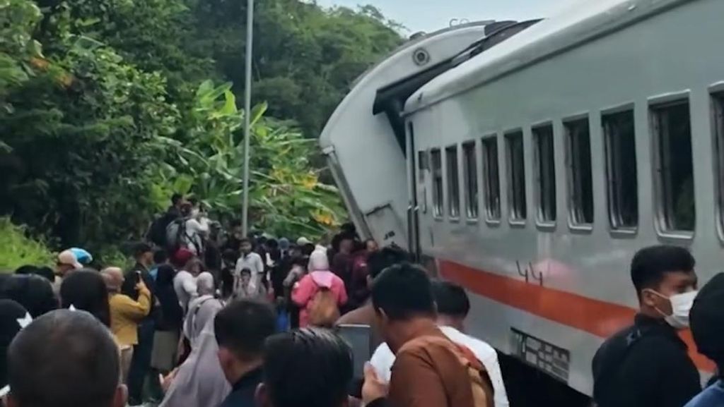 Detik-detik Kereta Api Bangunkarta Anjlok di Stasiun Bumi Ayu