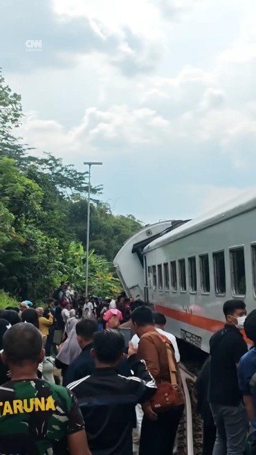 Detik-detik Kereta Api Bangunkarta Anjlok di Stasiun Bumi Ayu