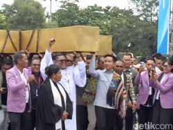 Momen Gibran Pikul Salib Pawai Paskah di Kupang NTT