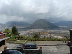 Wisata Gunung Bromo Tetap Buka Meski Gunung Semeru Erupsi