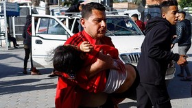 FOTO: Israel Serang Kamp Pengungsian Gaza, 10 Orang Tewas