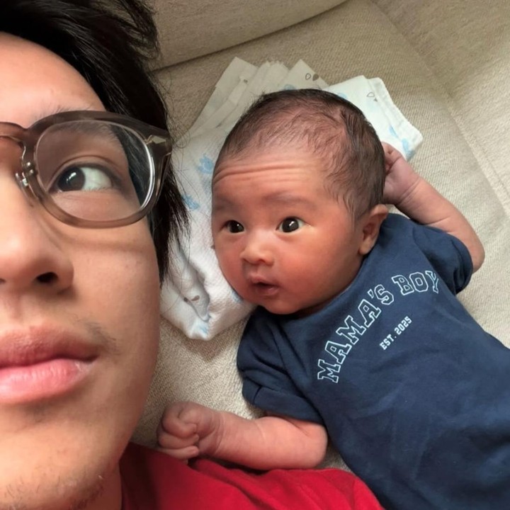 <p>Seperti pada foto ini, Brandon terlihat asyik ketika sedang mengasuh sang anak. Meski kala itu hari masih pagi, ia pun tampak begitu menikmati momen kebersamaan tersebut. "Selamat pagi dunia," ungkap Brandon melalui Instagram. (Foto: Instagram @brandonsalim)</p>