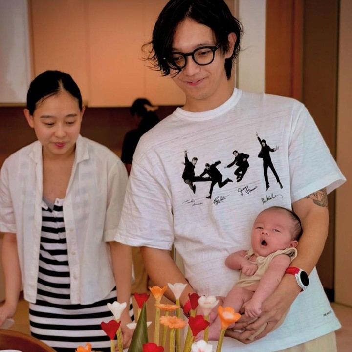 <p>Pasangan Brandon Salim dan Dhika Himawan kini tengah berbahagia menjalani peran baru mereka sebagai orang tua dari satu anak. Melalui unggahan di Instagram, Brandon resmi mengumumkan kelahiran anak pertamanya pada 10 Februari 2026. (Foto: Instagram @ferrysal1m)</p>