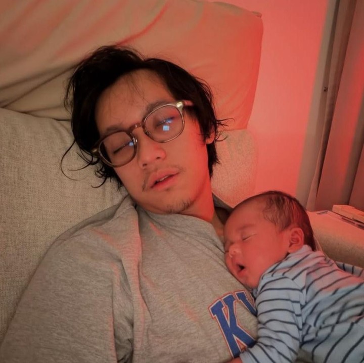 <p>Pada kesempatan lainnya, terlihat Brandon momong sang anak hingga tertidur pulas di pelukannya. Ia mengungkapkan bahwa beberapa minggu pertama menjadi seorang Ayah tidak semudah yang dibayangkan. "&ldquo;Shift Tengah Malam&rdquo;. Beberapa minggu berlalu dan menjadi seorang Ayah sama sekali tidak seperti yang kubayangkan. Lebih sulit, lebih berantakan, dan entah bagaimana jauh lebih dari yang kuharapkan. Aku tidak selalu tahu apa yang kulakukan. Tapi aku ada di sini, setiap kali dia membutuhkanku. Menjadi pria yang akan dia hormati bahkan sebelum dia mengerti alasannya. 23 Februari 2026. Salam, Ayah," tulisnya. (Foto: Instagram @brandonsalim)</p>
