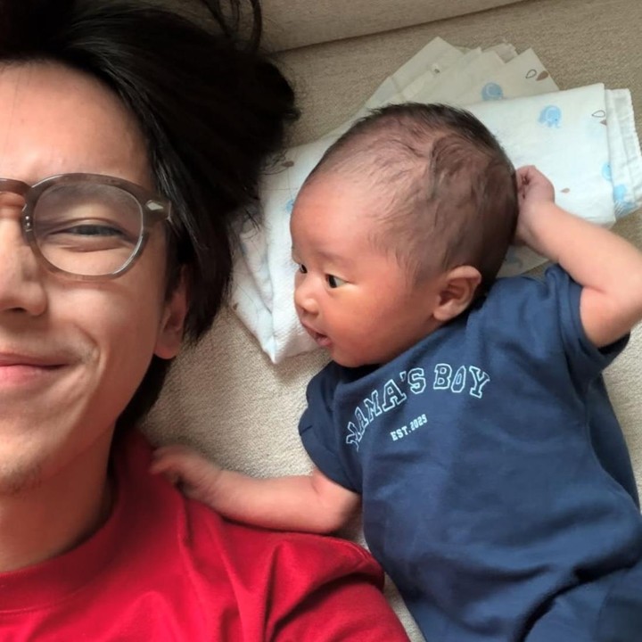 <p>Melihat dari salah satu foto, anak pertama Brandon ini tampak menggemaskan saat sedang diasuh oleh sang Ayah. Mengenakan <em>bodysuit</em> berwarna biru, Si Kecil ini terlihat begitu penasaran menatap Ayahnya, seolah dirinya ingin mengerti setiap kata yang diucapkan. (Foto: Instagram @brandonsalim)</p>
