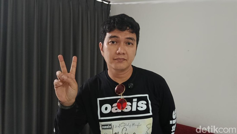 Cerita Perjuangan Aldi Taher Lawan Kanker&comma; Kini Viral Jualan Burger