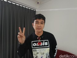 Keceplosan Sebut Nomor Pribadi, HP Aldi Taher Hang Dibanjiri 10 Ribu Pesan