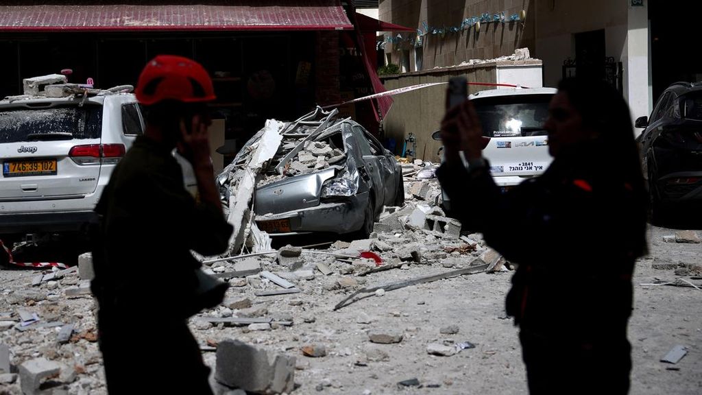 FOTO: Bom Klaster Iran Sebabkan Kerusakan di Wilayah Israel Tengah