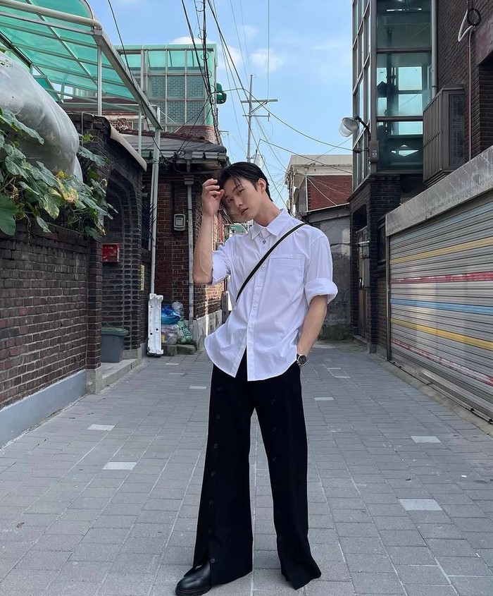 Bukan mau melamar kerja, Sang Heon justru menggunakan kemeja putih dan celana panjang hitam saat menghadiri Seoul Fashion Week/ Foto: Instagram.com/sangheonleesh
