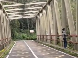Viral Penampakan Pria di Jembatan Cangar Sebelum Bunuh Diri