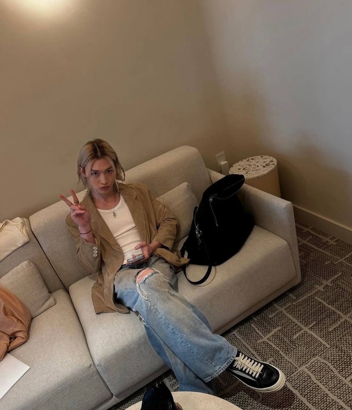 Casual chic dengan sentuhan effortless, ia menggunakan tank top putih dipadu dengan blazer cokelat dengan ripped jeans dan sneakers yang super santai/ Foto: Instagram.com/sangheonleesh