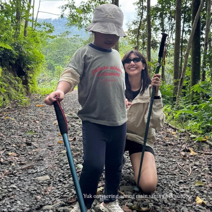 <p>Melalui unggahan di Instagram, Dion dan Fiona membagikan momen saat Sheila melakukan hiking bersama keluarganya. Dalam beberapa momen, Sheila terlihat tersenyum saat berinteraksi dengan putri Dion. "Yuk onti sering main sama gg di <em>outdoor</em>," tulis <em>caption</em> salah satu unggahan. (Foto: Instagram @dionwiyoko/ @fionaanthony)</p>