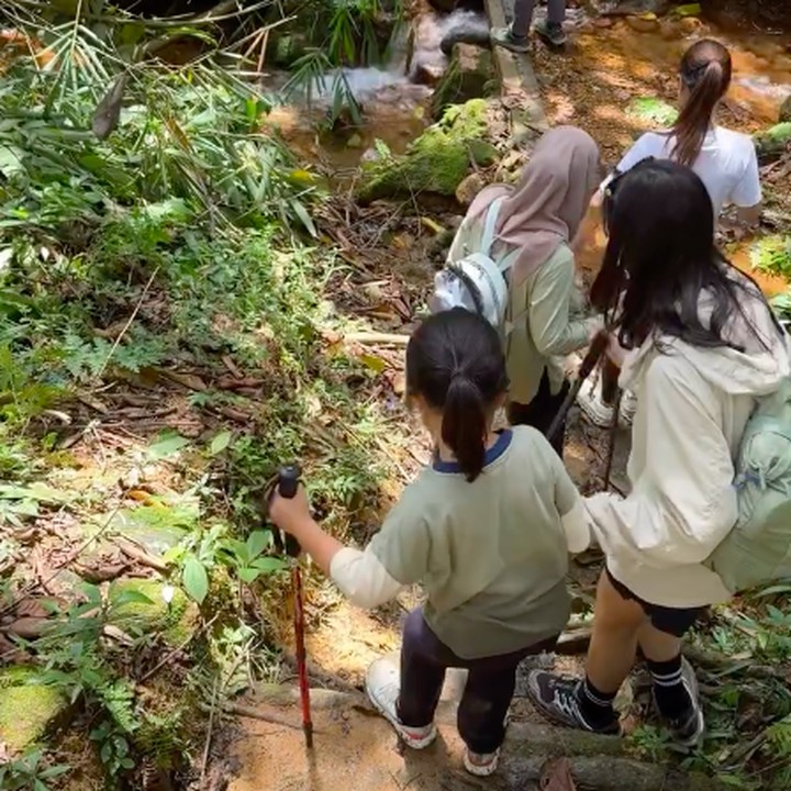 <p>Aktivitas hiking kali ini terasa lebih seru dan spesial bagi Sheila karena Dion juga mengajak serta istrinya Fiona Anthony dan putri semata wayangnya Gianna Mae Wiyoko atau akrab disapa GG. (Foto: Instagram @dionwiyoko/ @fionaanthony)</p>