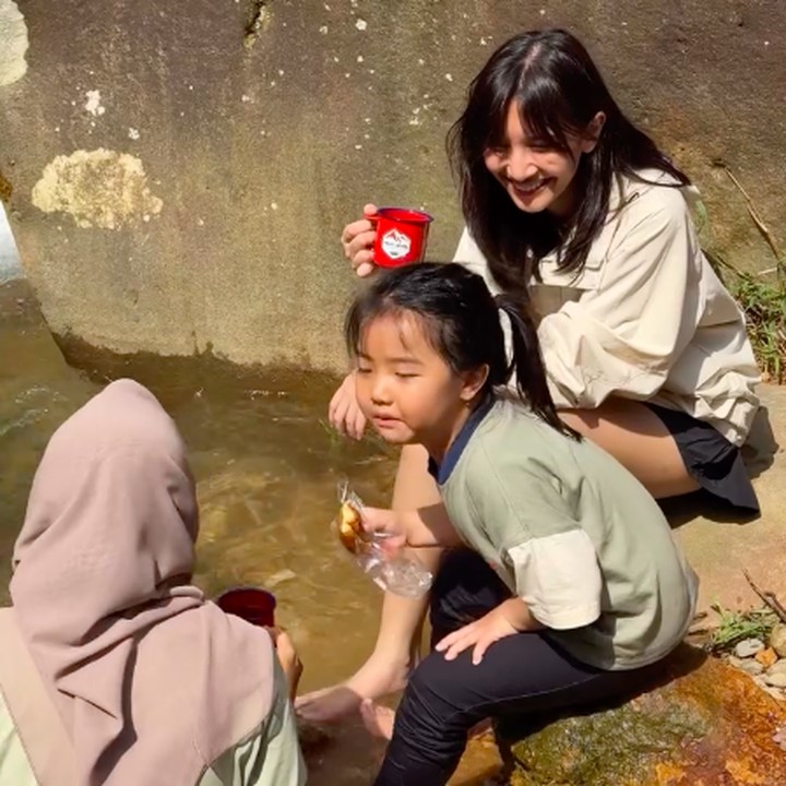 <p>Artis Sheila Dara sudah mulai kembali beraktivitas setelah suaminya Vidi Aldiano meninggal dunia pada 7 Maret 2026. Sheila memilih untuk <em>healing</em> dengan melakukan <em>hiking</em> bersama sahabatnya Dion Wiyoko. (Foto: Instagram @dionwiyoko/ @fionaanthony)</p>