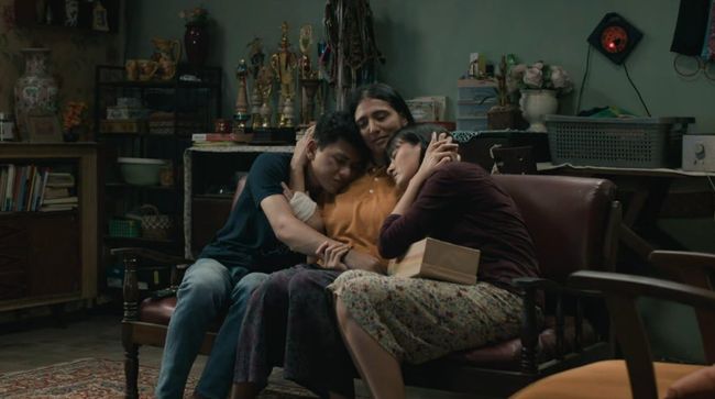 Sinopsis Ayah Ini Arahnya ke Mana Ya tentang perjuangan anak perempuan cari jati dirinya di tengah absennya sosok ayah secara emosional.