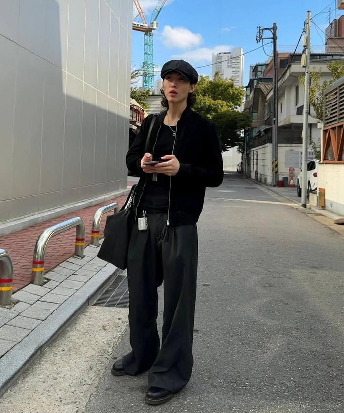 Gaya all black ala Sang Heon dengan menggunakan kaos hitam yang dibalut dengan jaket dan celana hitam. Ia juga menggunakan sepatu hitam dan newsboy cap untuk tampil edgy/ Foto: Instagram.com/sangheonleesh
