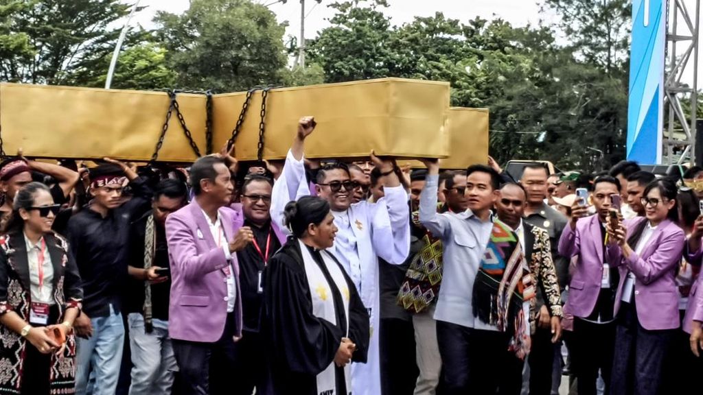 Momen Gibran Ikut Pikul Salib Pawai Paskah di Kupang NTT