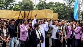 Momen Gibran Ikut Pikul Salib Pawai Paskah di Kupang NTT