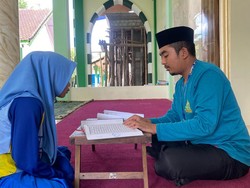 Kisah Guru Honorer di Malang Rela PP 150 Km untuk Mengajar