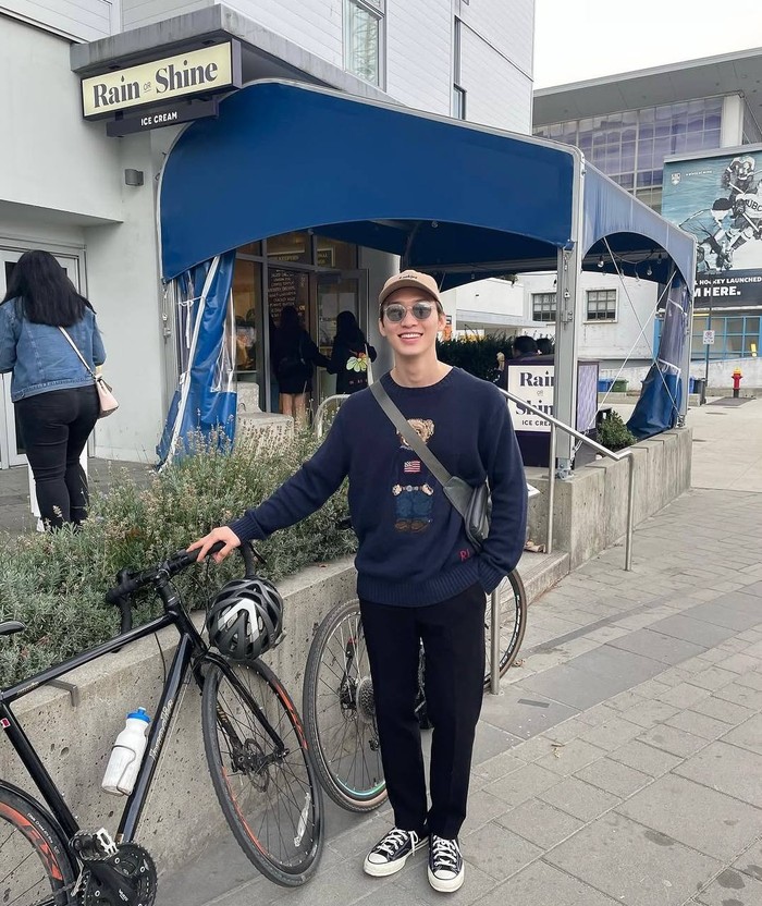 Ia tampak menggunakan sweater navy dengan gambar beruang yang gemas, yang ia padukan dengan celana hitam dan sneakers yang membuatnya tampil bak campus crush/ Foto: Instagram.com/sangheonleesh