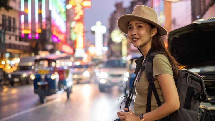 Ilustrasi Perempuan Traveling Sendiri