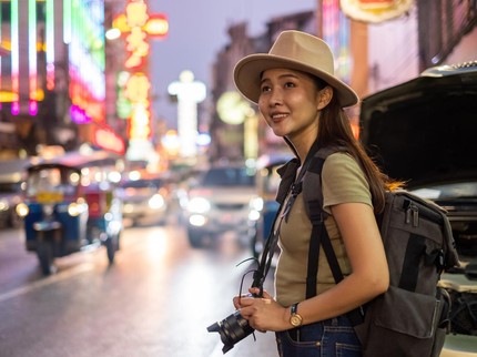 7 Ciri Perempuan yang Suka Traveling Sendiri Menurut Psikologi