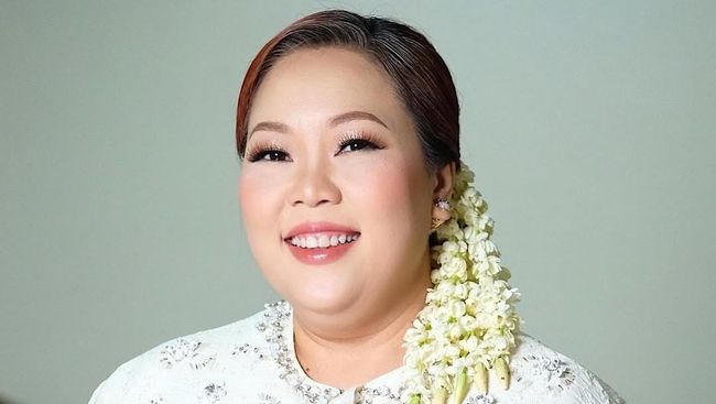 Dinikahi Kiai Lora Mamak, 7 Potret Riasan Inaya Wahid Silaturahmi dengan Keluarga Suami