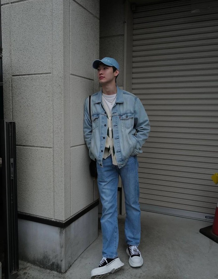 Jeans on Jeans, dengan menggunakan kaos putih yang dibalut jaket jeans dan celana jeans, untuk statement ia juga menambahkan topi biru muda yang classy/ Foto: Instagram.com/sangheonleesh