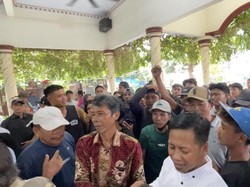 Terciduk Bermalam di Rumah Janda, Kades di Banyuwangi Didemo Warganya