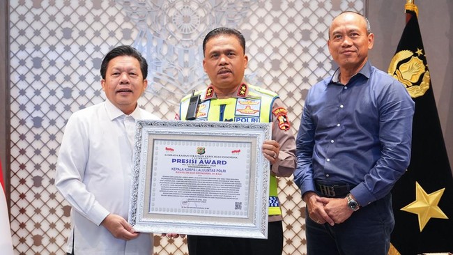 Kakorlantas Polri Irjen Pol. Agus Suryonugroho raih Presisi Award atas kinerja dalam pengamanan arus mudik Lebaran 2026, dengan respons positif 94,3%.