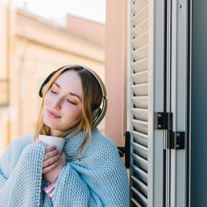 Kebiasaan mendengarkan musik yang mengikuti mood mencerminkan keterbukaan terhadap pengalaman yang beragam. Kamu menikmati proses menemukan lagu atau genre baru sesuai kebutuhan emosional.