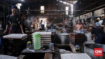 Pekerja menyelesaikan proses pembuatan tahu di Mampang, Jakarta Selatan, Selasa (7/4). (CNN Indonesia/Febria Adha Larasati)