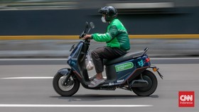 Para pengemudi ojek online usai mengisi daya motor listrik di Stasiun Pengisian Kendaraan Listrik Umum (SPKLU) kawasan Gambir, Jakarta Pusat, Selasa (7/4/2026). (CNN Indonesia/Adi Ibrahim)