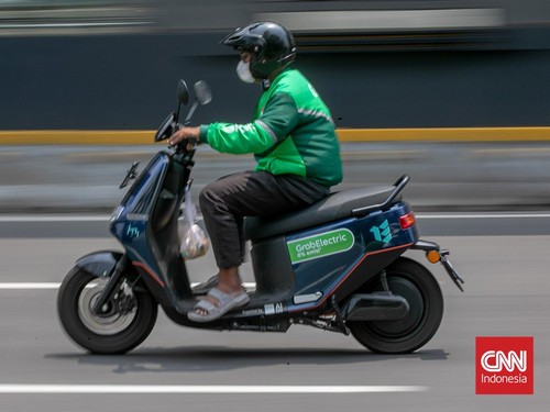 Para pengemudi ojek online usai mengisi daya motor listrik di Stasiun Pengisian Kendaraan Listrik Umum (SPKLU) kawasan Gambir, Jakarta Pusat, Selasa (7/4/2026). (CNN Indonesia/Adi Ibrahim)