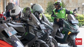 Para pengemudi ojek online usai mengisi daya motor listrik di Stasiun Pengisian Kendaraan Listrik Umum (SPKLU) kawasan Gambir, Jakarta Pusat, Selasa (7/4/2026). (CNN Indonesia/Adi Ibrahim)