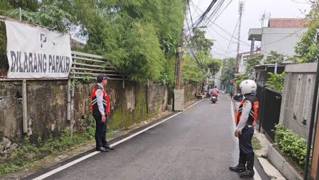 Kendaraan yang sebelumnya parkir liar di Jalan Damai, Kelurahan Kalisari, Kecamatan Pasar Rebo, Jakarta Timur, kini telah dipindahkan oleh para pemiliknya.