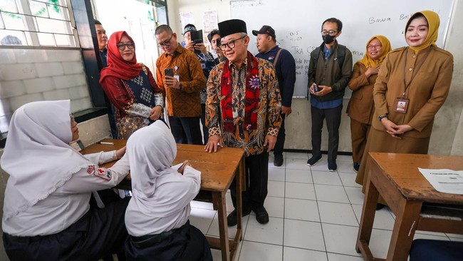 Mendikdasmen Abdul Mu'ti meninjau pelaksanaan TKA SMP di Surabaya. TKA kini jadi variabel penting dalam SPMB, menciptakan evaluasi pendidikan yang inklusif.