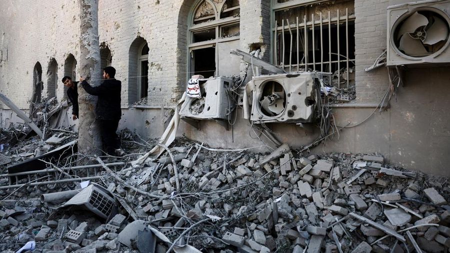 Sebuah bendera Iran tergeletak di tengah reruntuhan bangunan Universitas Teknologi Sharif, yang rusak akibat serangan udara, di tengah konflik AS-Israel dengan Iran, di Teheran, Iran, 7 April 2026. (Majid Asgaripour/WANA (West Asia News Agency) via REUTERS)